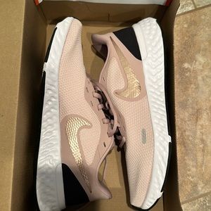 NWT women’s Nike revolution 5